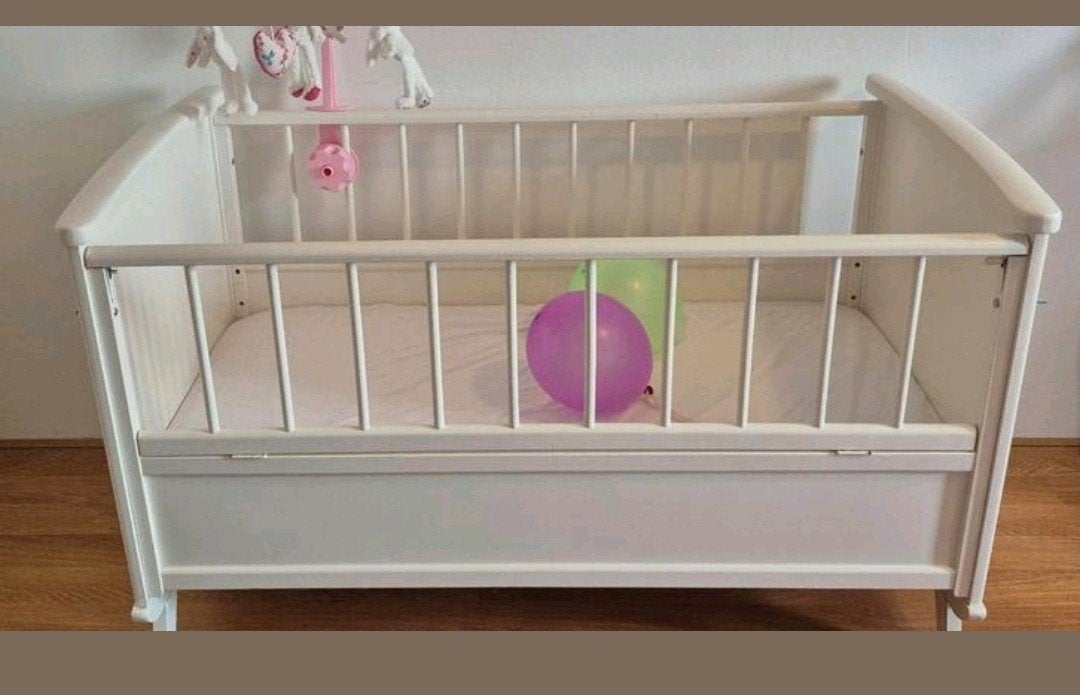 Baby bed +nieuw matras, Kinderen en Baby's, Kinderkamer | Bedden, Ophalen of Verzenden, Minder dan 140 cm, Minder dan 70 cm, Matras