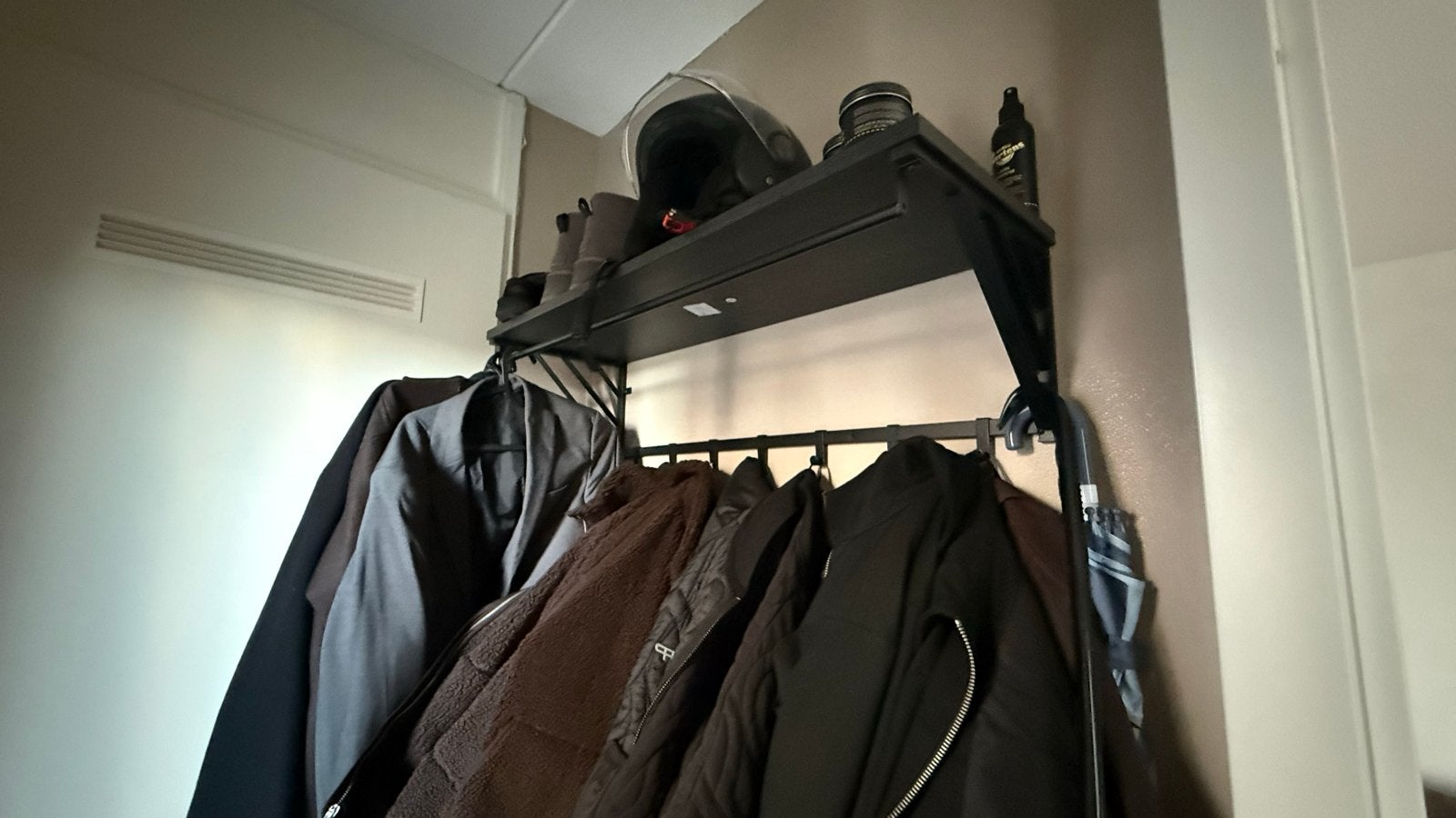 Zwarte wandkapstok met hoedenplank, Gebruikt, Minder dan 100 cm, Metaal, Ophalen