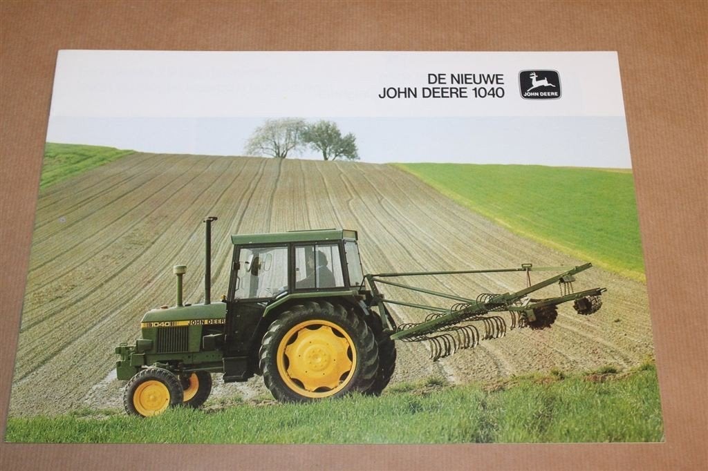 De Nieuwe John Deere 1040 — Originele Tractorfolder 1979, Ophalen of Verzenden, Gelezen