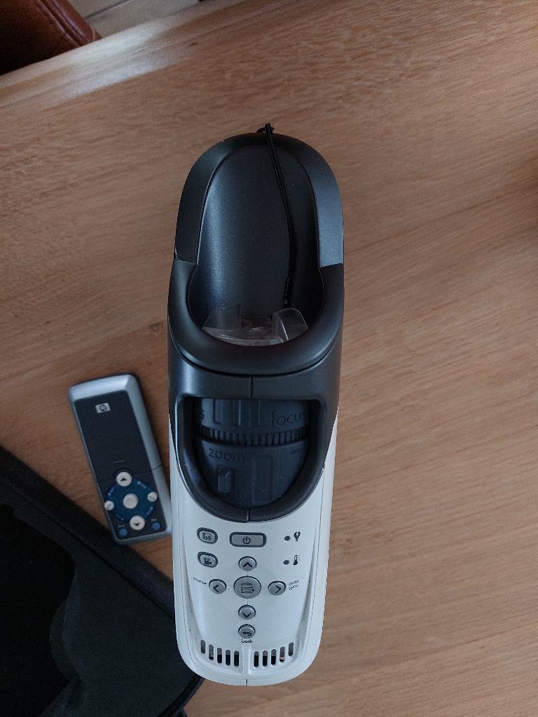Beamer oud geen idee of deze nog goed werkt (versturen niet), Audio, Tv en Foto, Beamers, Ophalen, Hp, Overige resoluties, Gebruikt