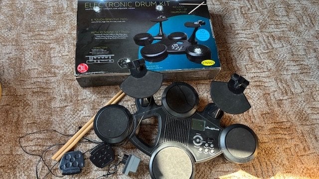 Elektrische drumstel met de pedalen en stokjes. Compleet, Ophalen, Gebruikt