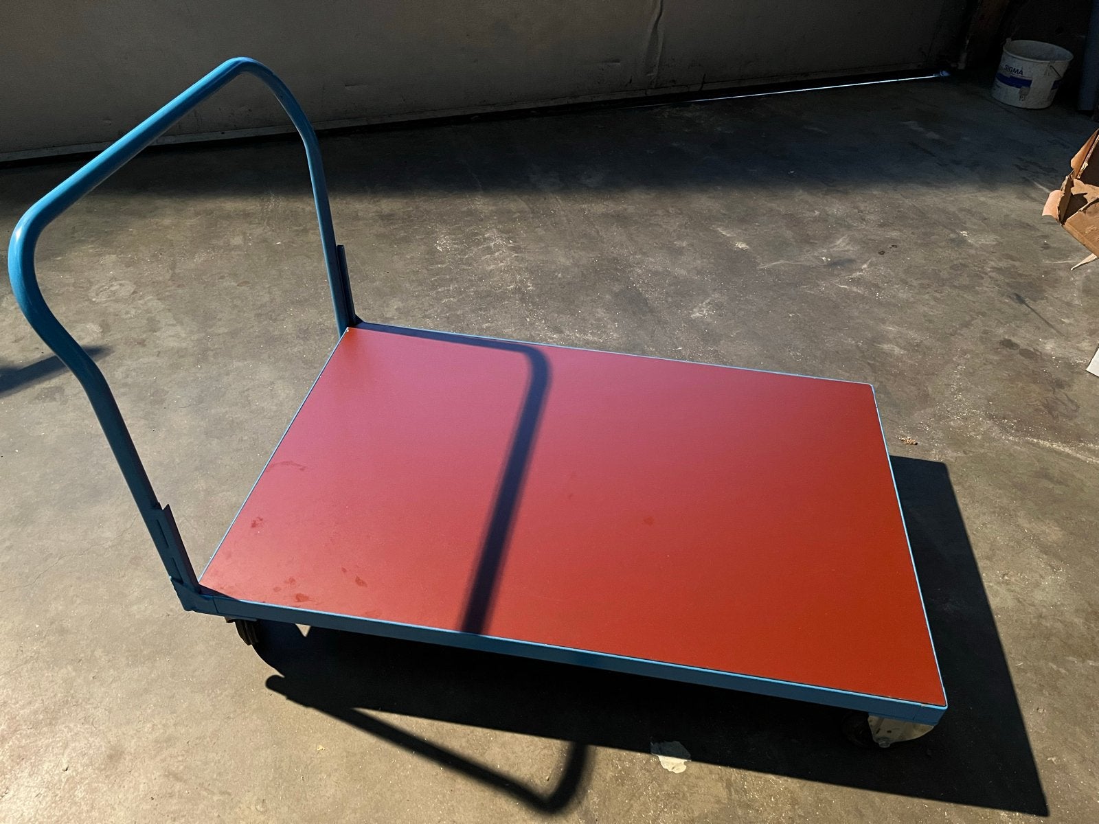 Stevige transportkar met blauw frame en rood platform, 100 liter of meer, Ophalen, Nieuw, Transportkar