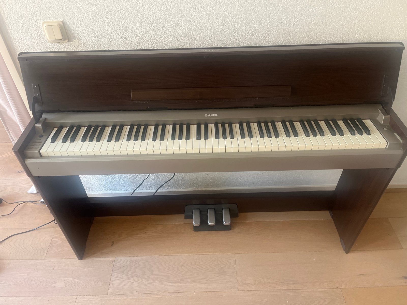 Yamaha Arius digitale piano met 3 pedalen, Ophalen, Gebruikt, Bruin, Digitaal