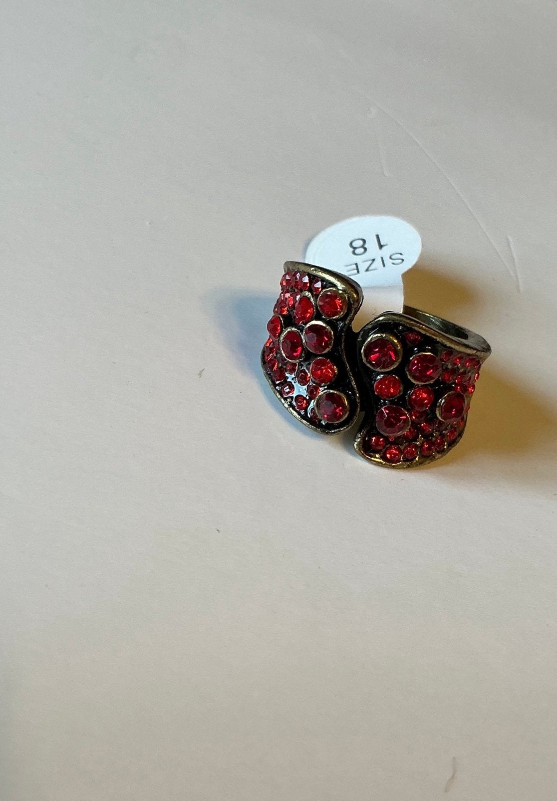 Mooie goudkleurige ring met rode steentjes. Is mt 18. Metaal, 18 tot 19, Ophalen of Verzenden, Zo goed als nieuw, Dame