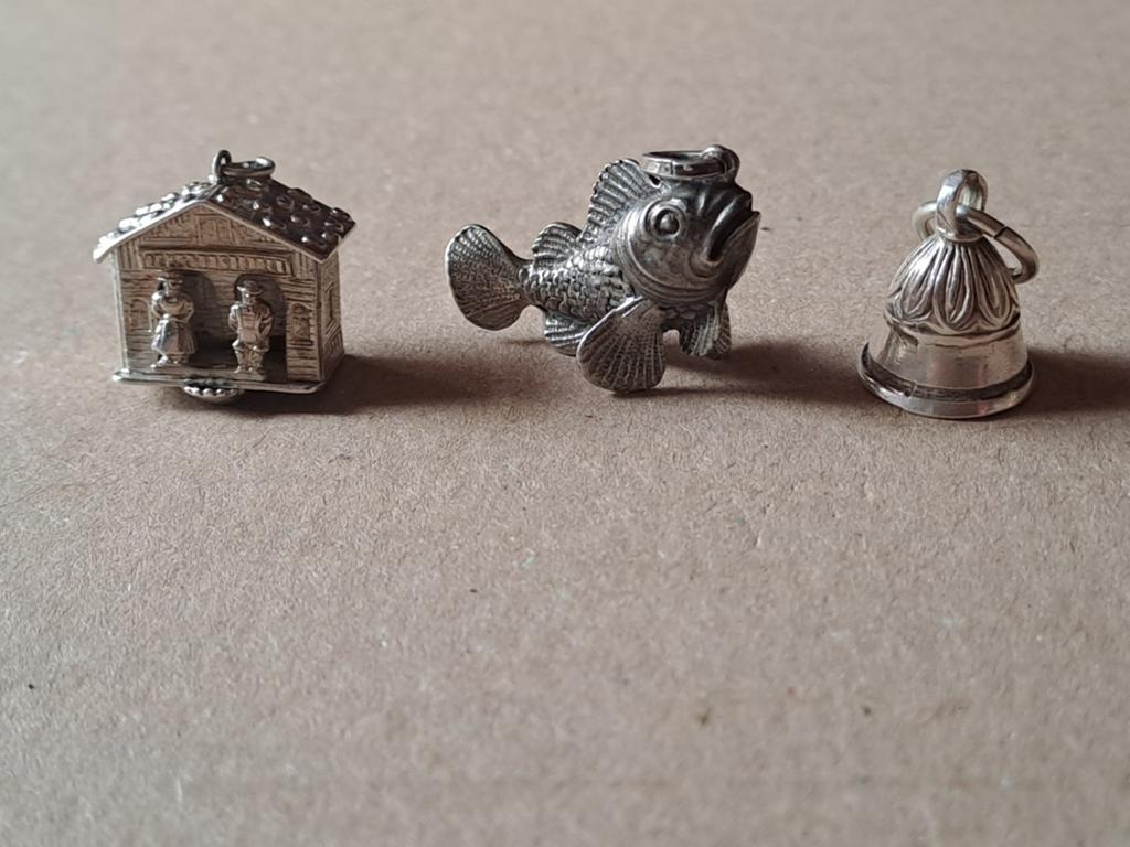 Zilver bedel Vis en bel met klepel, Overige merken, Ophalen of Verzenden, Zo goed als nieuw, 4 bedels of meer
