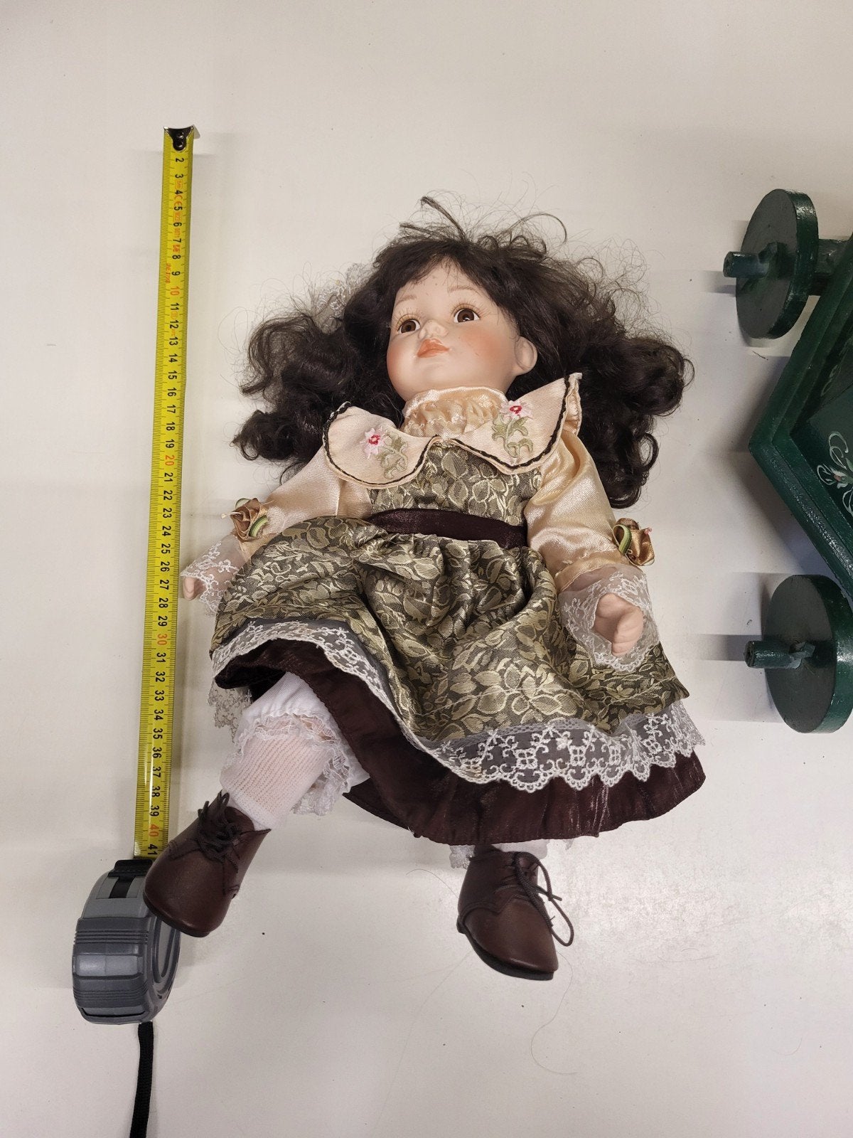 Hindeloper Poppen / Baby stoel + Porceleien pop NJSF, Gebruikt, Kringloop Laares, Ophalen of Verzenden, Minkmaatstraat 126
