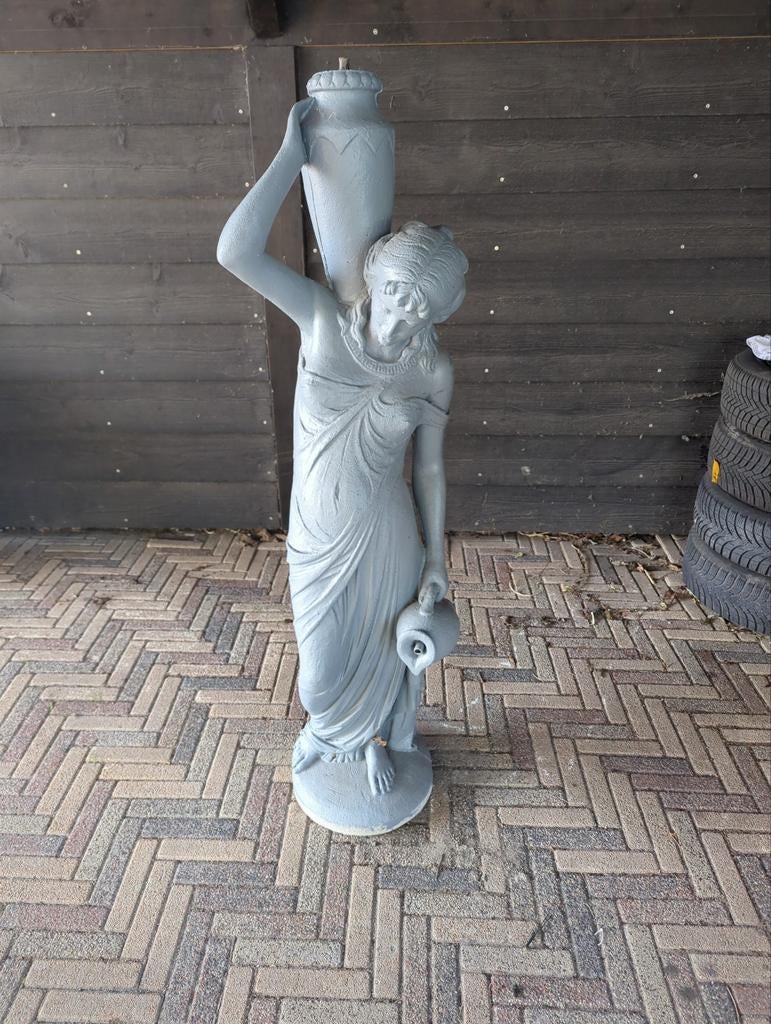 Decoratief betonnen Beeld Vrouw met Kruik - Tuinbeeld, Antiek en Kunst, Weerbestendig, Ophalen of Verzenden, 1 meter - 2 meter