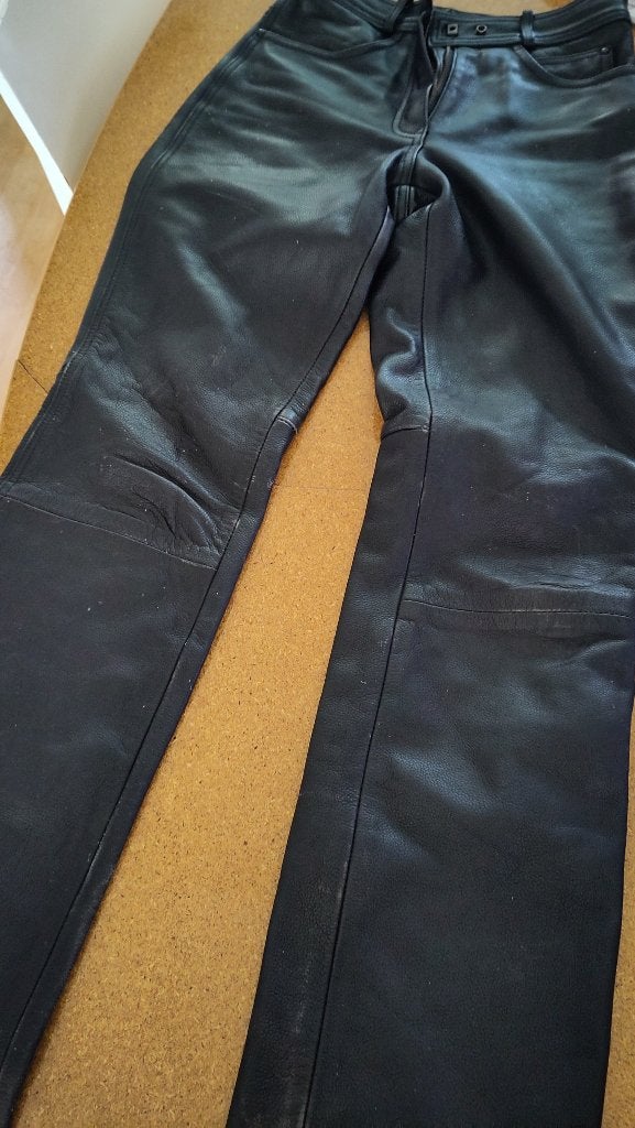 Zwarte leren highway 1 broek by louis maat 34,  kapotte rits, Kleding | Dames, Zwart, Highway 1, Ophalen of Verzenden, Maat 34 (XS) of kleiner