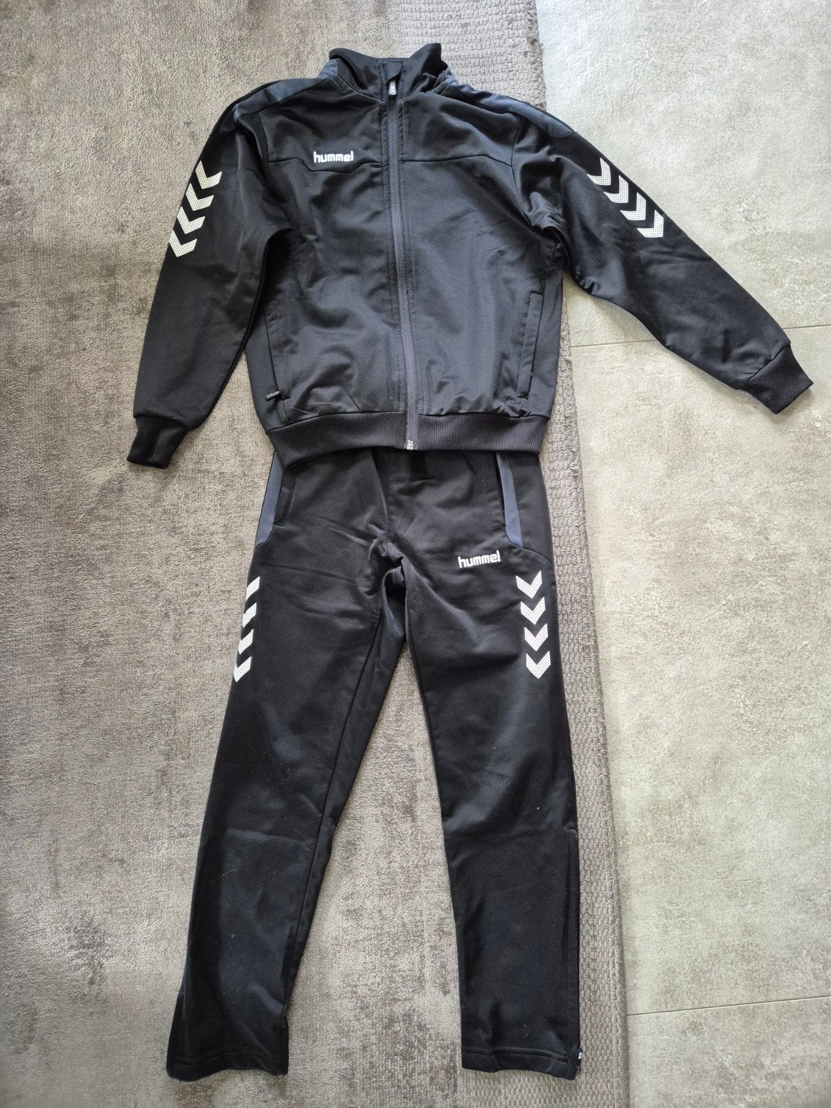 Trainingspak Hummel maat 128, Maat XS of kleiner, Ophalen of Verzenden, Trainingspak
