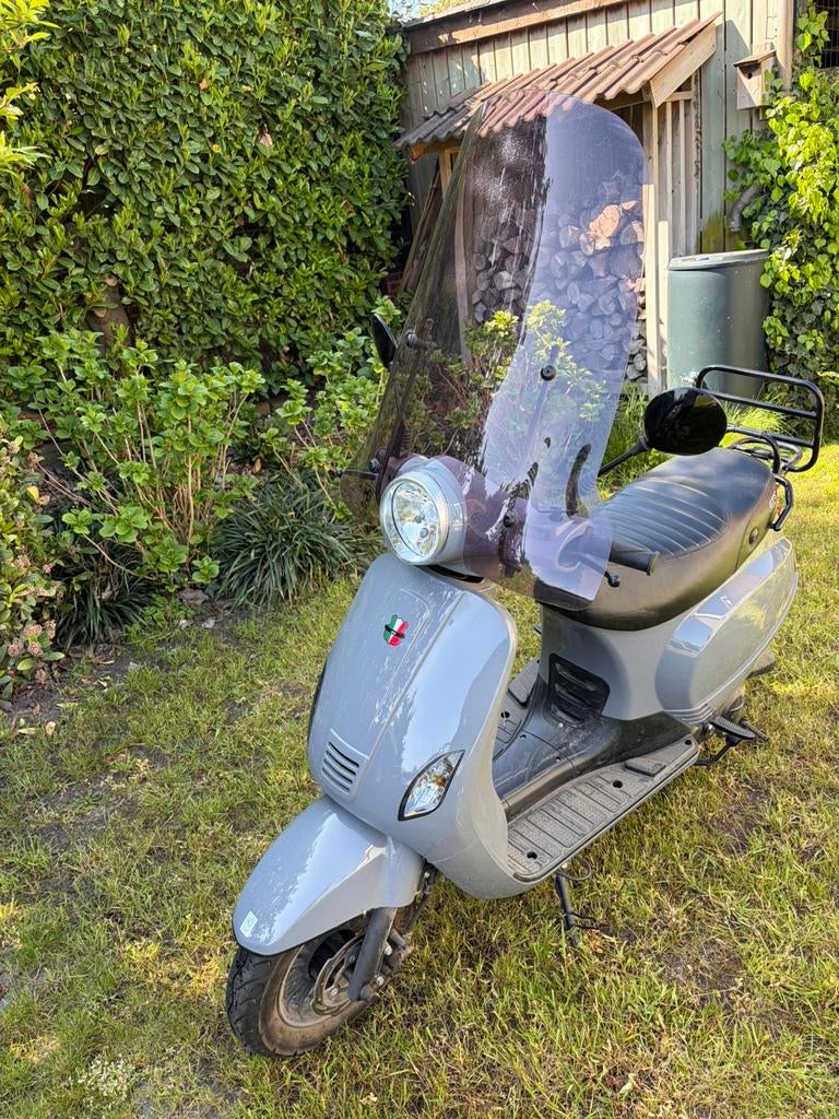 Toscane gts scooter incl 2 helmen 1850km, Ophalen, Zo goed als nieuw, Benzine, Overige merken