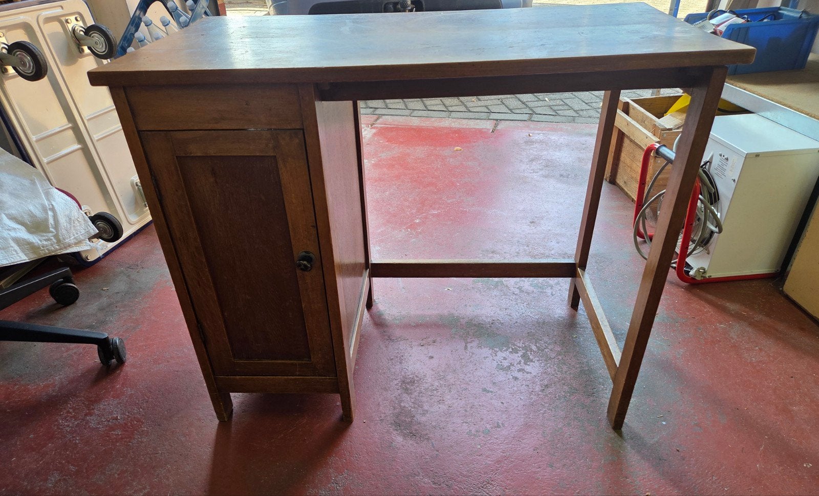 Mooi klein bureau met kastje en uitschuifbaar plankje, Huis en Inrichting, Bureaus, Ophalen