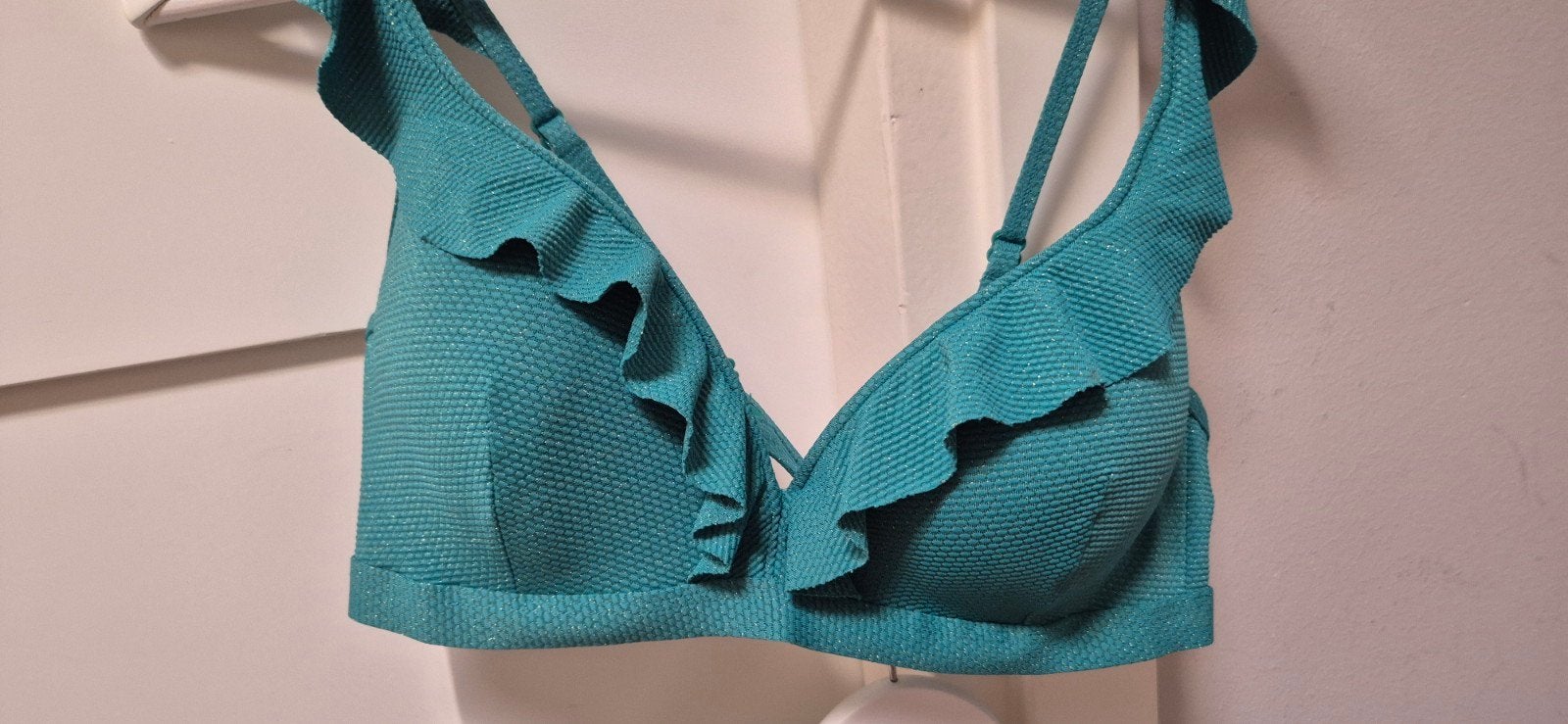 Jade kleurige bikini met ruches en gedraaide band, LIVERA Swimwear, Ophalen of Verzenden, Zo goed als nieuw, Bikini