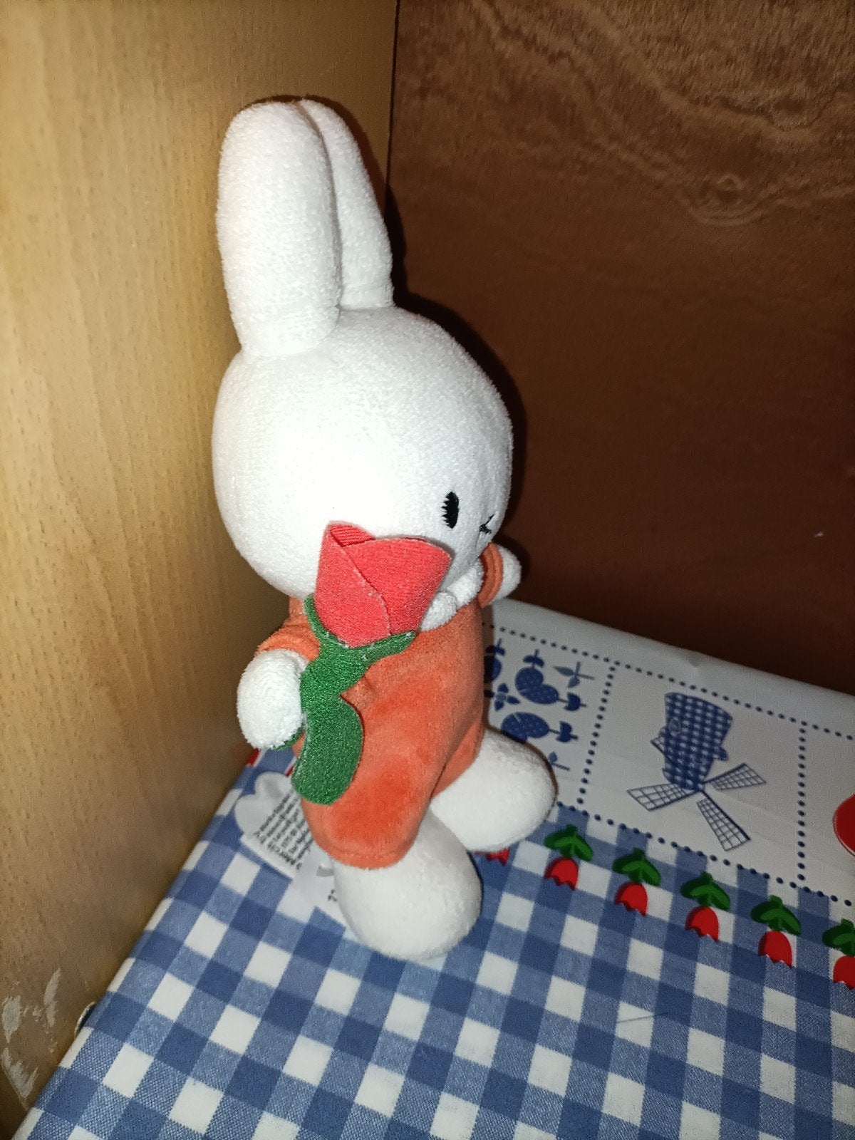 Nijntje knuffel met roos 23 cm groot Dick Bruna, Ophalen of Verzenden, Zo goed als nieuw, Konijn