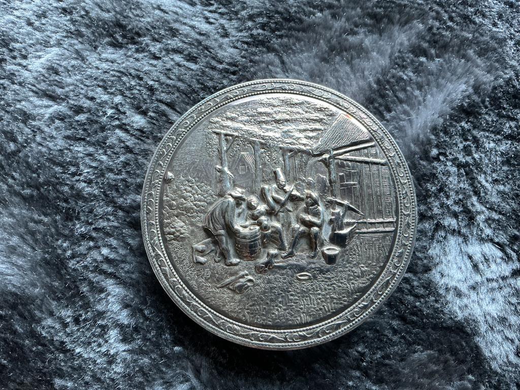 Versilverde doosje met reliëf, Antiek en Kunst, Ophalen of Verzenden, Zilver