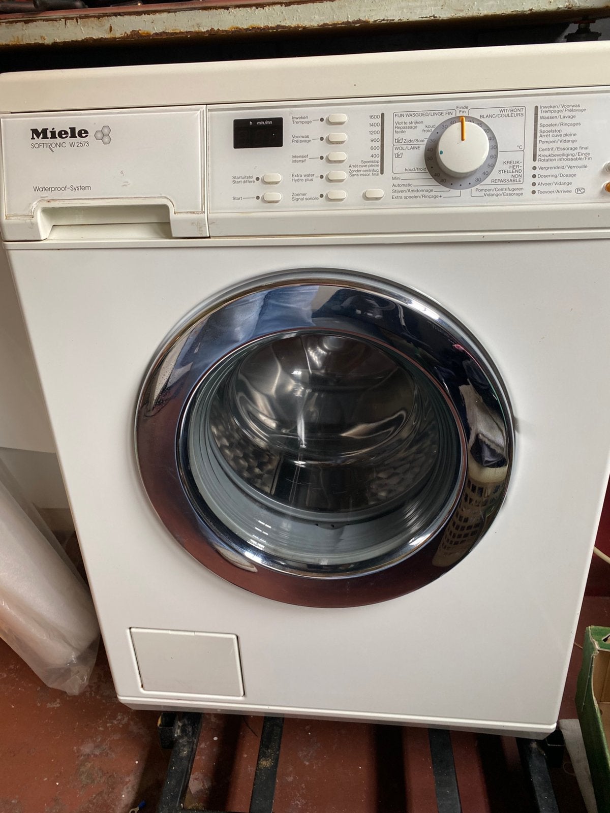 Miele wasmachine W2573 storing evt voor onderdelen, Ophalen of Verzenden, Zo goed als nieuw, 1200 tot 1600 toeren, 85 tot 90 cm