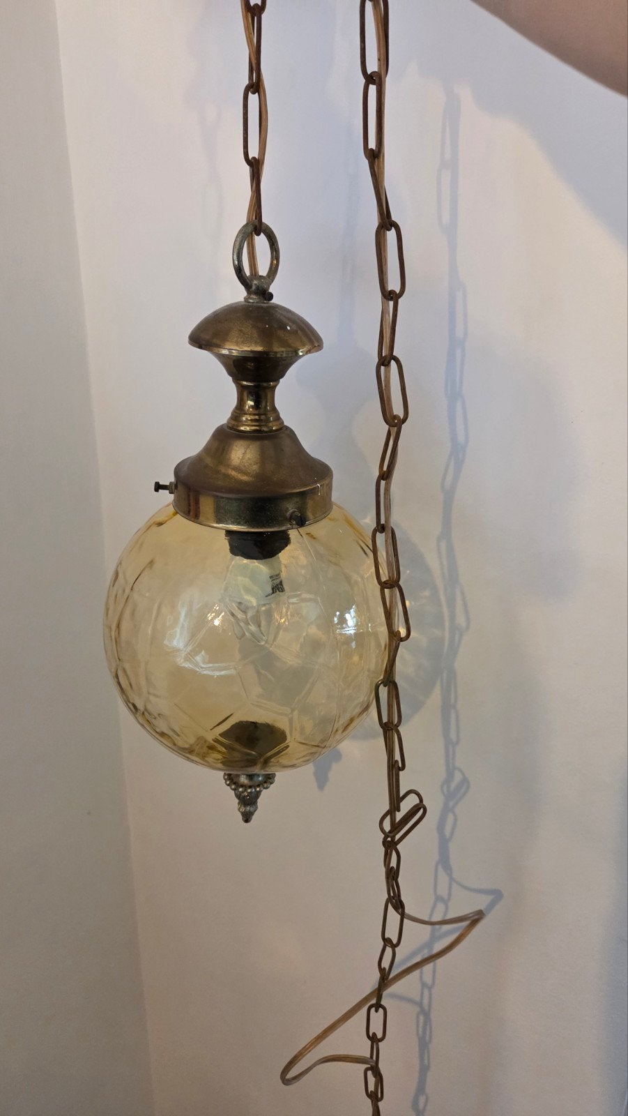 2 Vintage hanglampen van Massive Belgium met amberkleurig gl, Ophalen of Verzenden