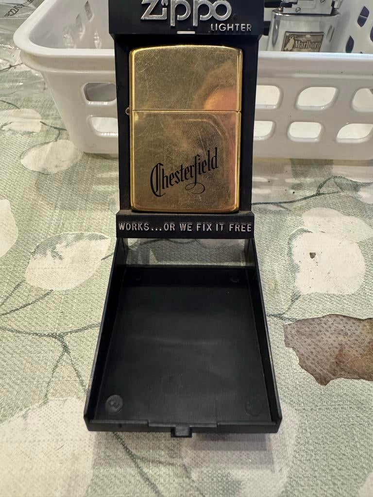 Vintage Zippo Aansteker Chesterfield - Nieuw in Display, Verzamelen, Ophalen of Verzenden, Nieuw, Aansteker