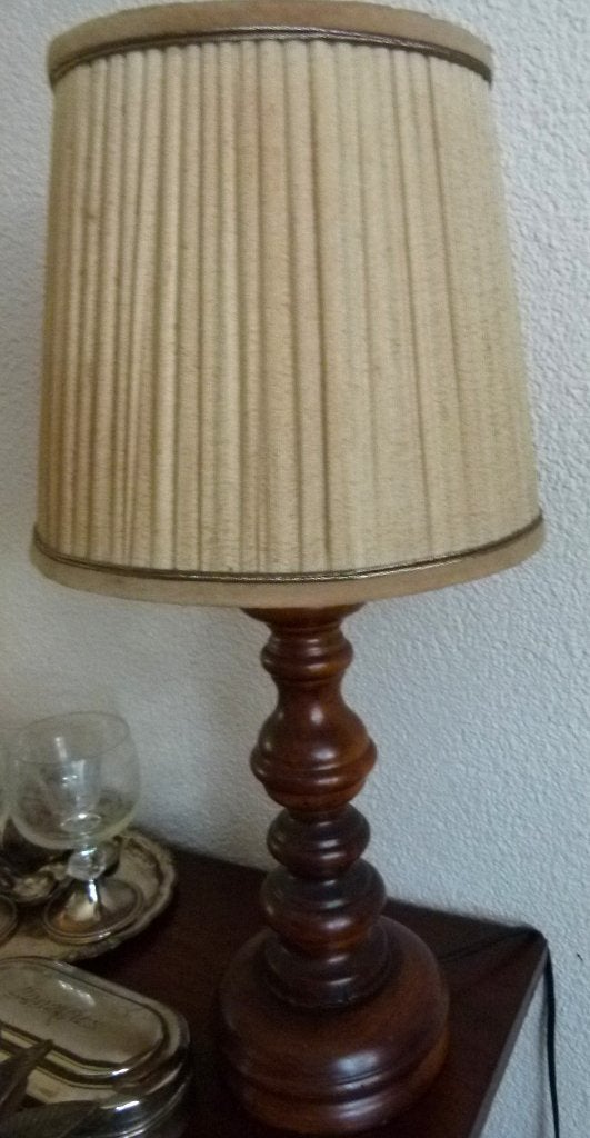 antieke lamp op houten voet, Ophalen of Verzenden, Zo goed als nieuw, Met kap, Schemerlamp