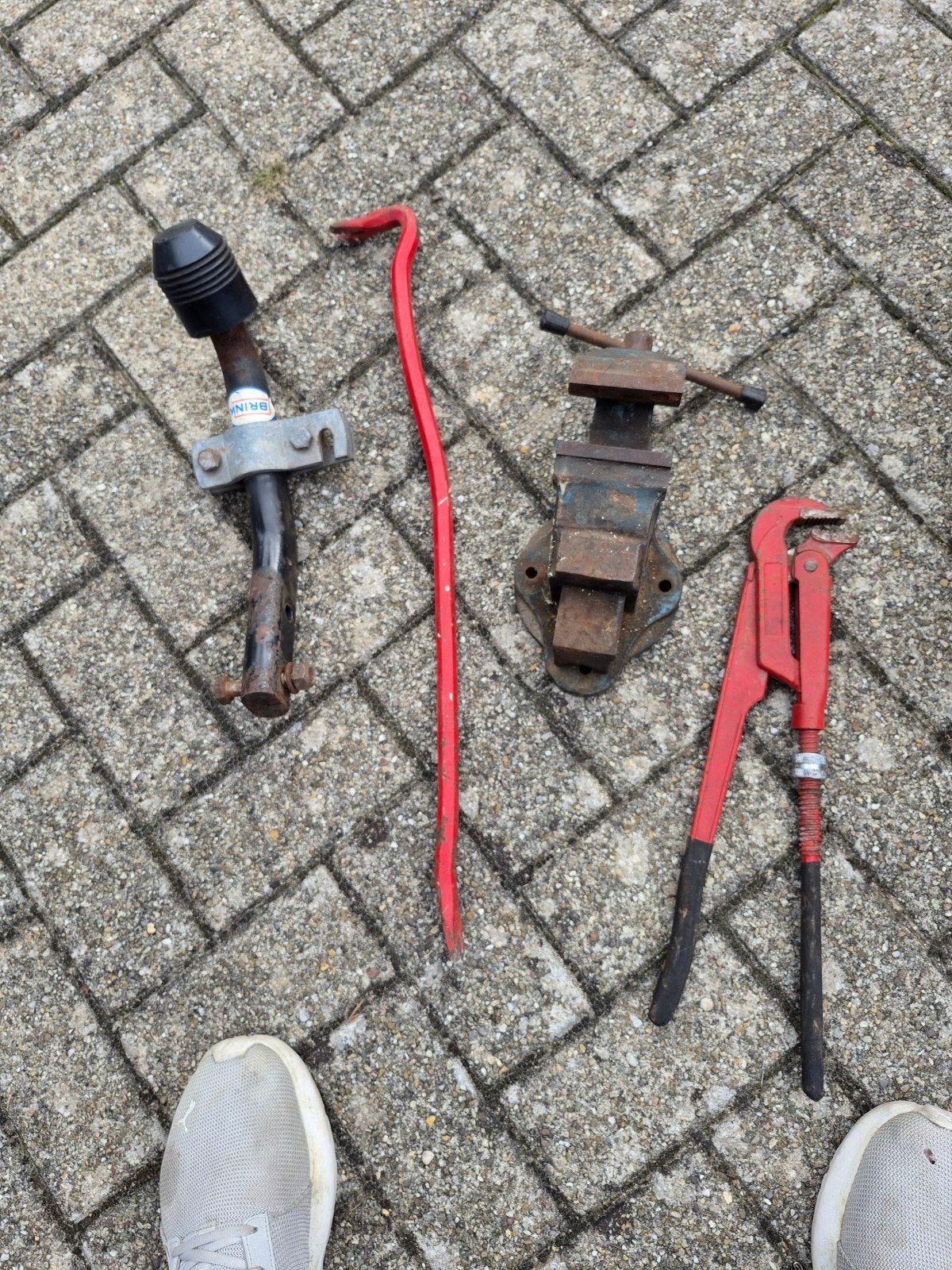 Gereedschap set: Brink trekhaak, bankschroef, tang & koevoet, Ophalen, Gebruikt, Bankschroef