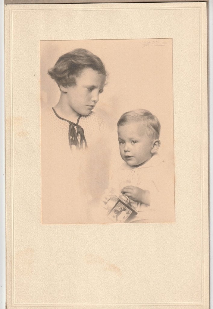 Portret 2 kinderen Fotograaf kunstenaar Peter Odijk Delft, Gebruikt, Verzenden, Foto, Voor 1940
