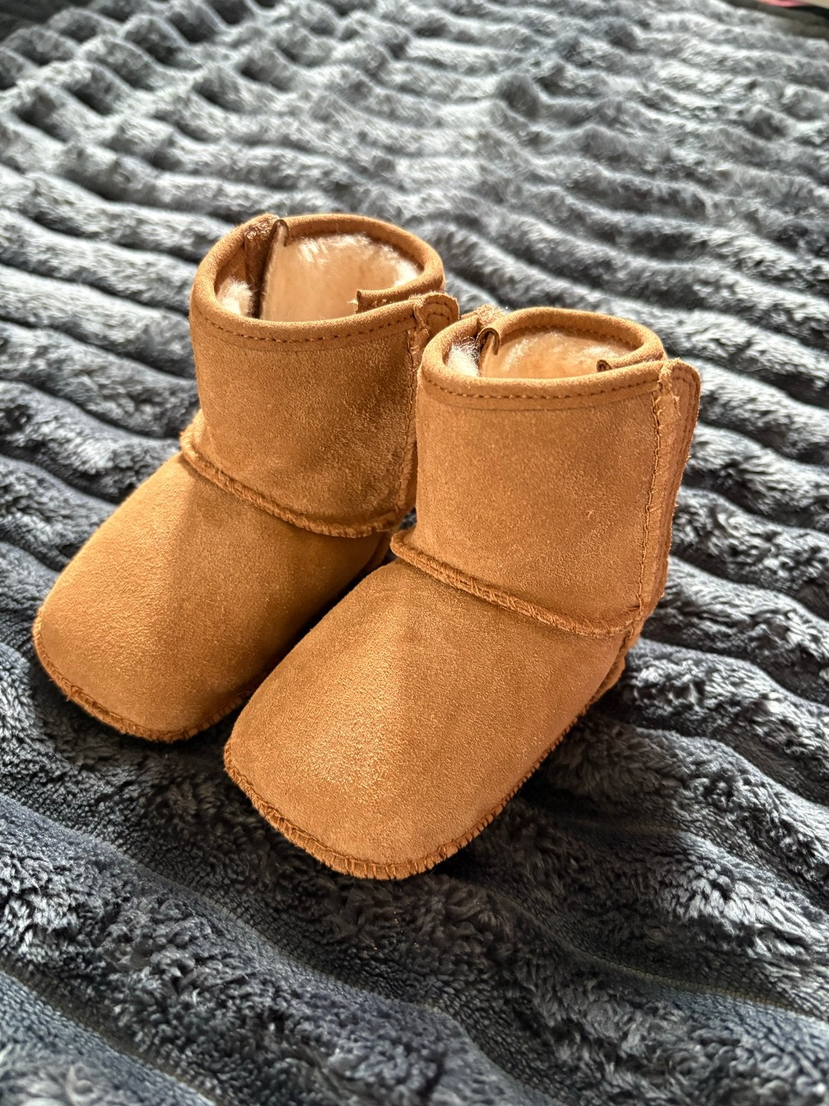 Baby Uggs 0-6 maanden - Zo goed als nieuw incl. Doos, Ophalen of Verzenden, Zo goed als nieuw, Jongetje of Meisje, Laarsjes