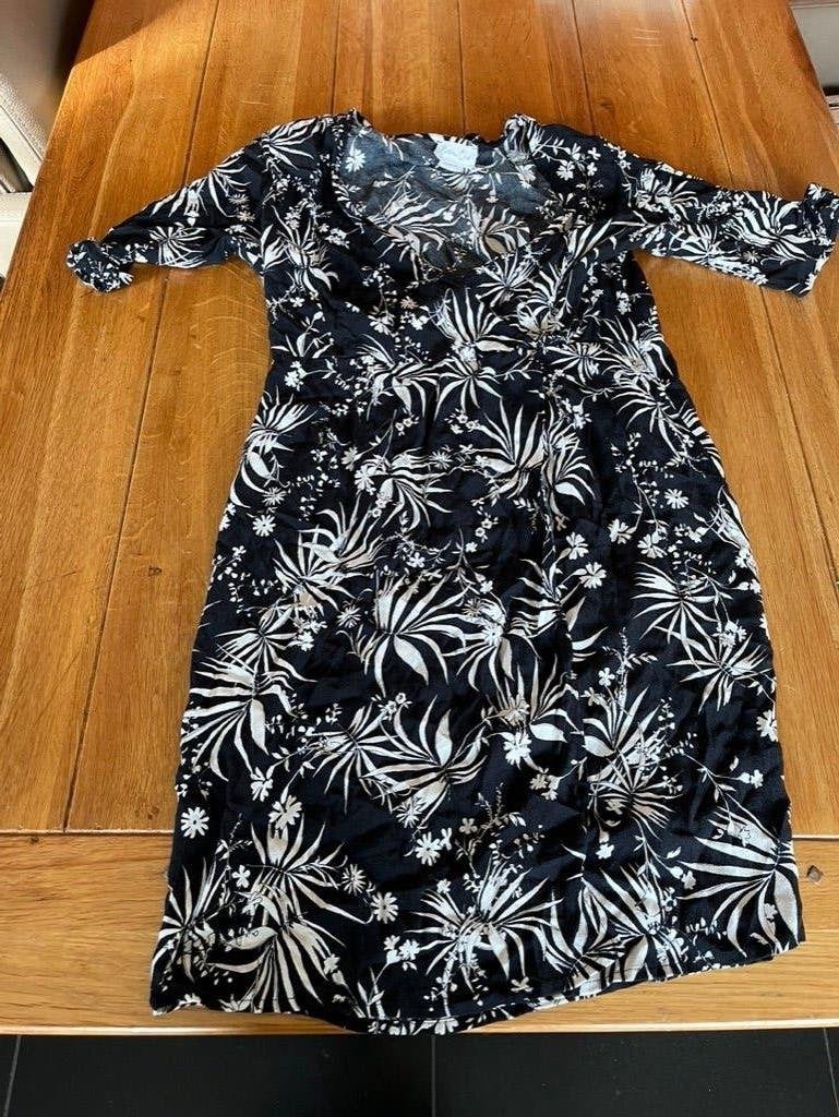 Zwart/wit gebloemd Cotton Club overslagjurkje, maat L, Zwart, Maat 42/44 (L), Nieuw, Ophalen of Verzenden