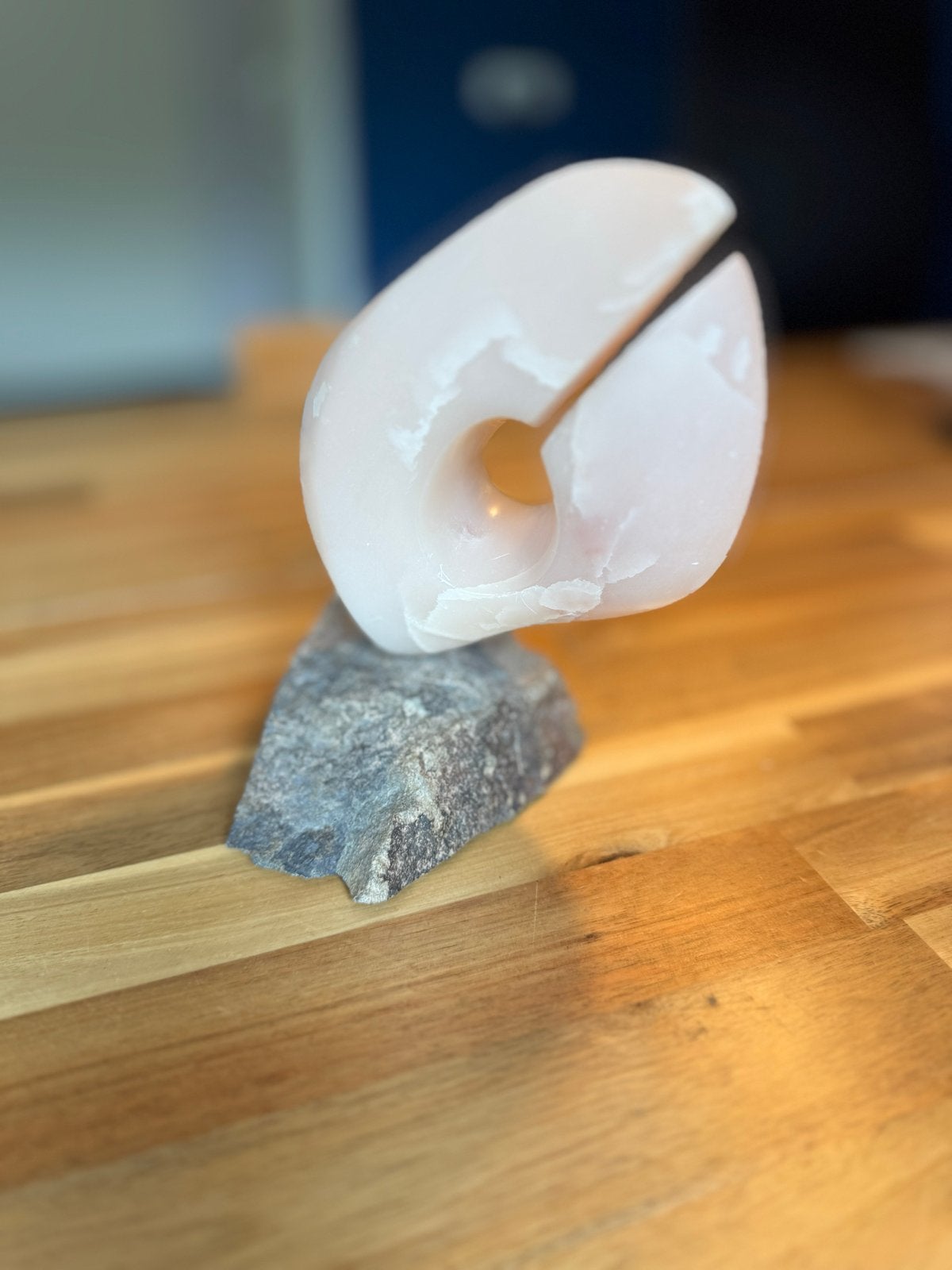 Abstracte sculptuur van steen op sokkel, Ophalen, 20 - 50 cm, Beeld, Abstract