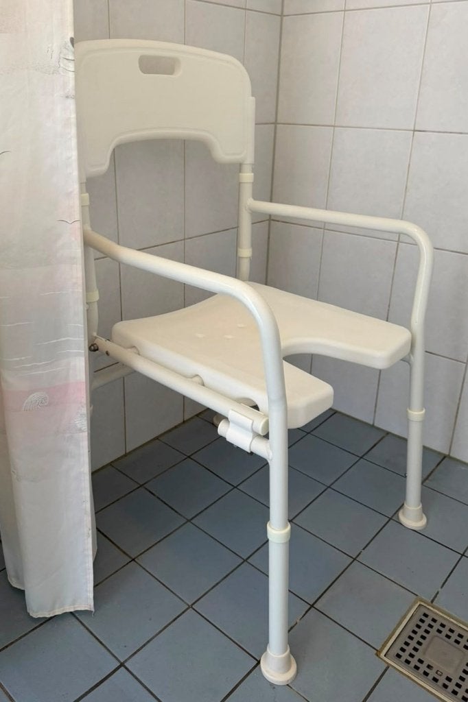 Inklapbare en in hoogte verstelbare douchestoel, Ophalen, Zo goed als nieuw