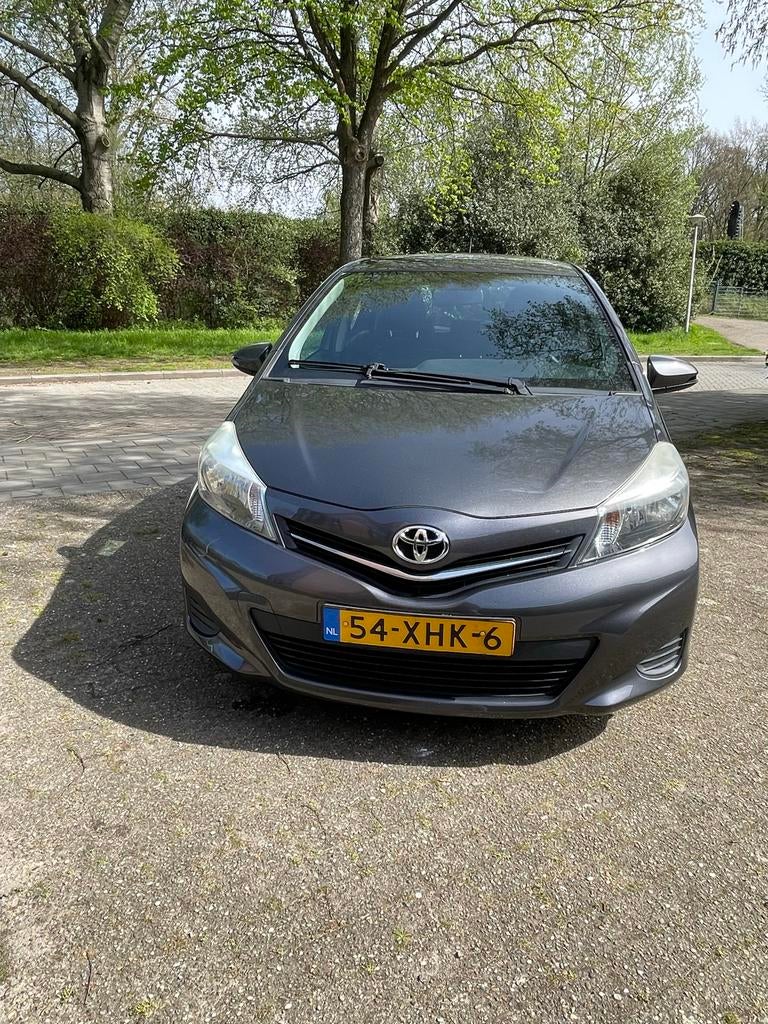 Toyota Yaris 1.3 16V Vvt-i 5deurs  2012 Grijs Nap Camera, Auto's, Voorwielaandrijving, 40 €/maand, 4 cilinders, Bedrijf
