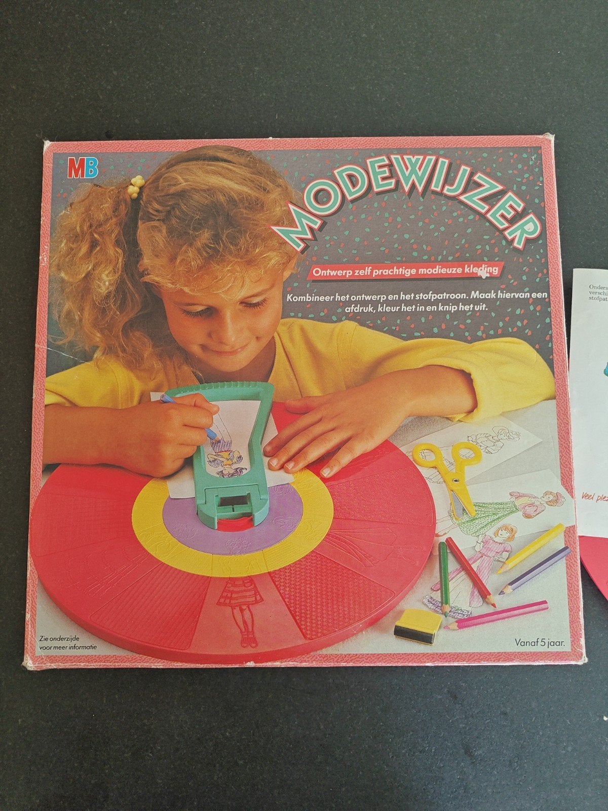 MB Modewijzer - Ontwerp je eigen mode!, Ophalen of Verzenden, Zo goed als nieuw