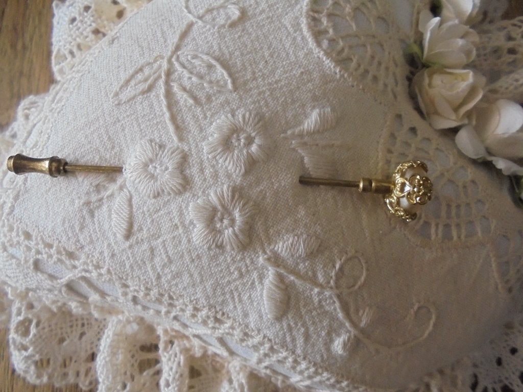 Vintage rever speld met parel en dopje, Overige materialen, Ophalen of Verzenden, Zo goed als nieuw, 7 tot 10 cm