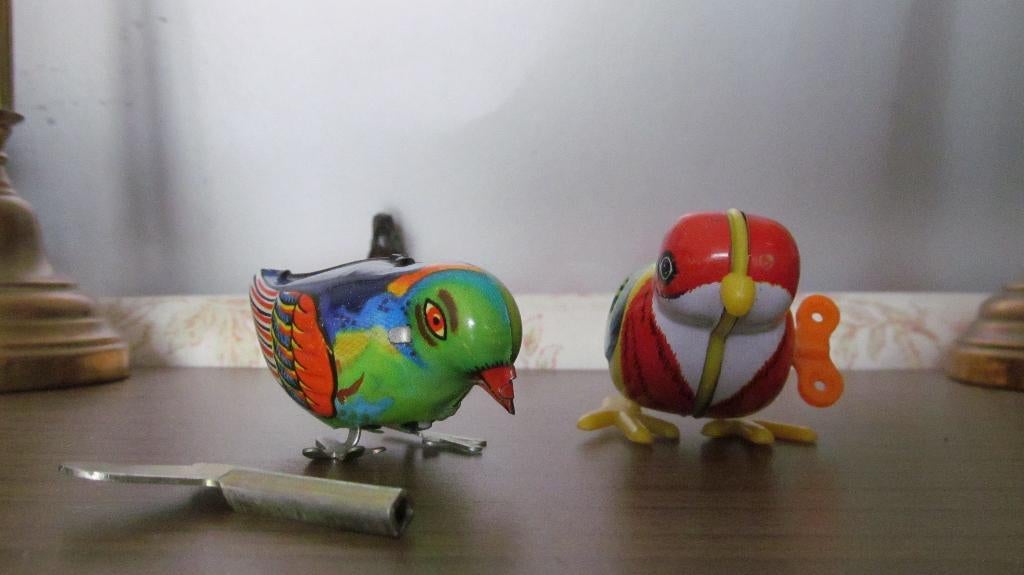 Twee vintage blikken opwindvogeltjes., Ophalen