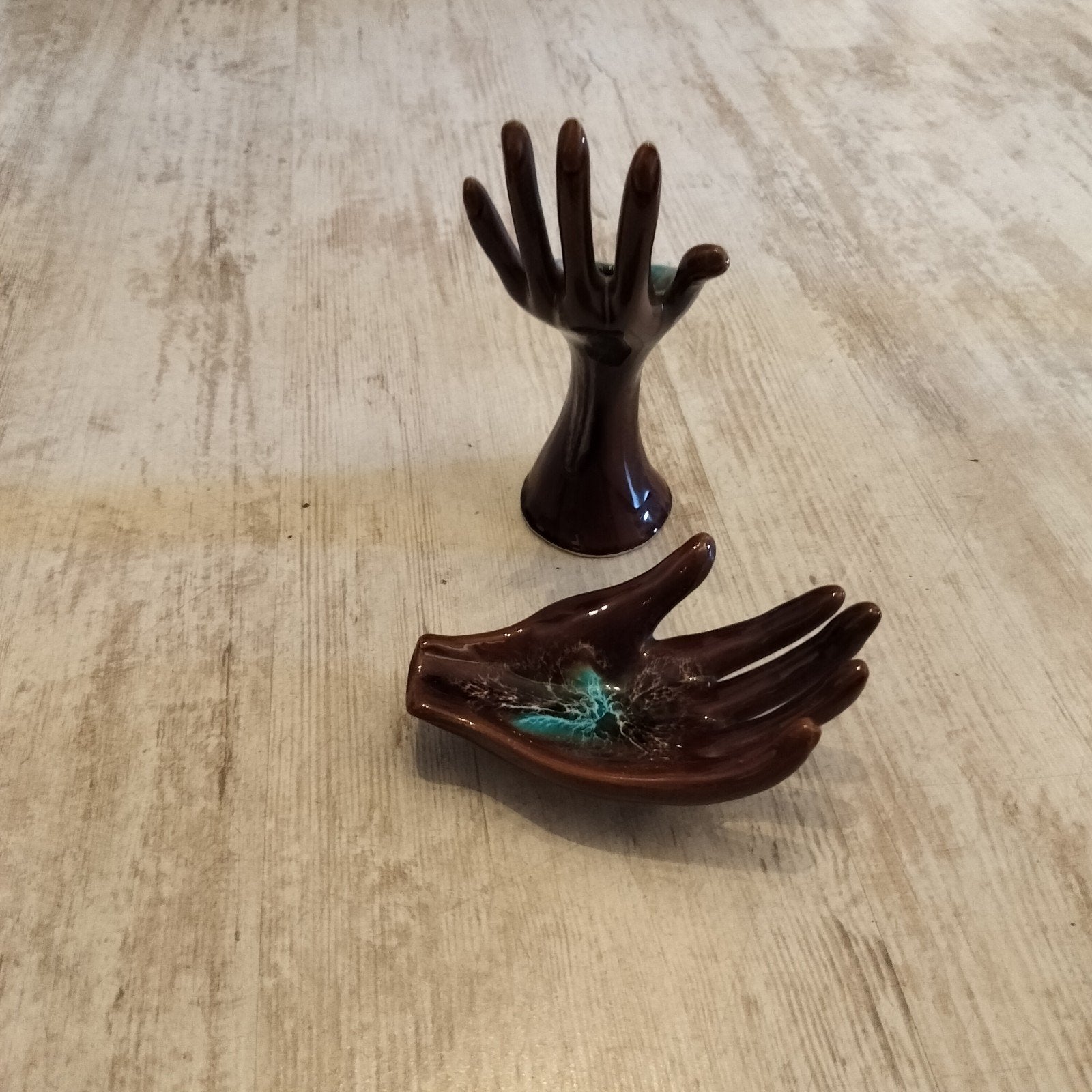 Twee handen voor sierraden of als decoratie, Ophalen of Verzenden, Bruin, Overige materialen