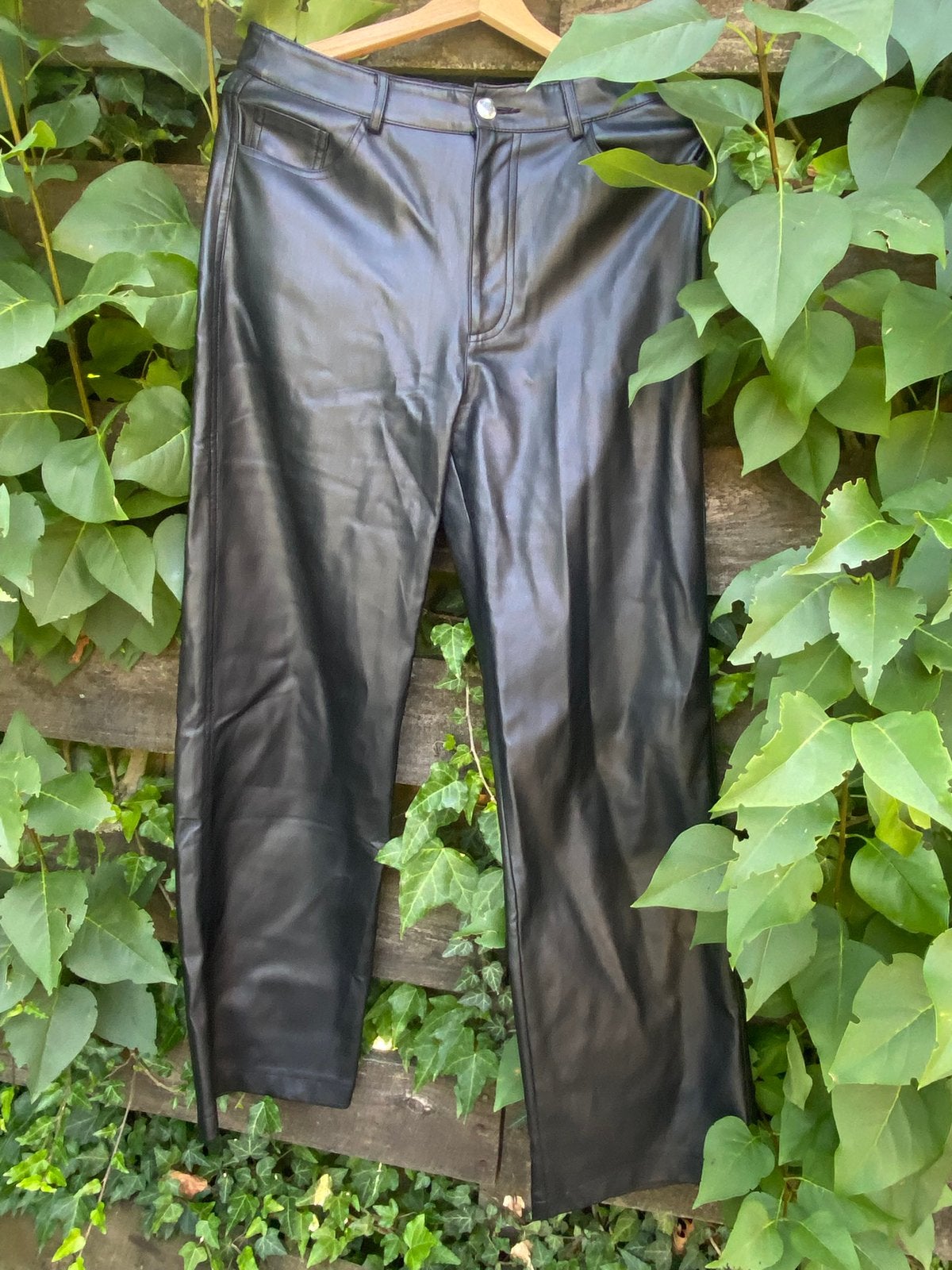 Zwarte loose fit nep leren broek Stradivarius maat 38, Legging, Maat 36/38 (S), Verzenden, Zwart