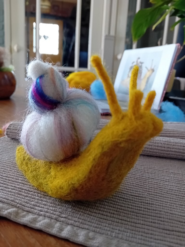 Genaaldvilte slak, schapenwol, naaldvilten., Hobby en Vrije tijd, Ophalen of Verzenden, Nieuw, Figuurtje(s)