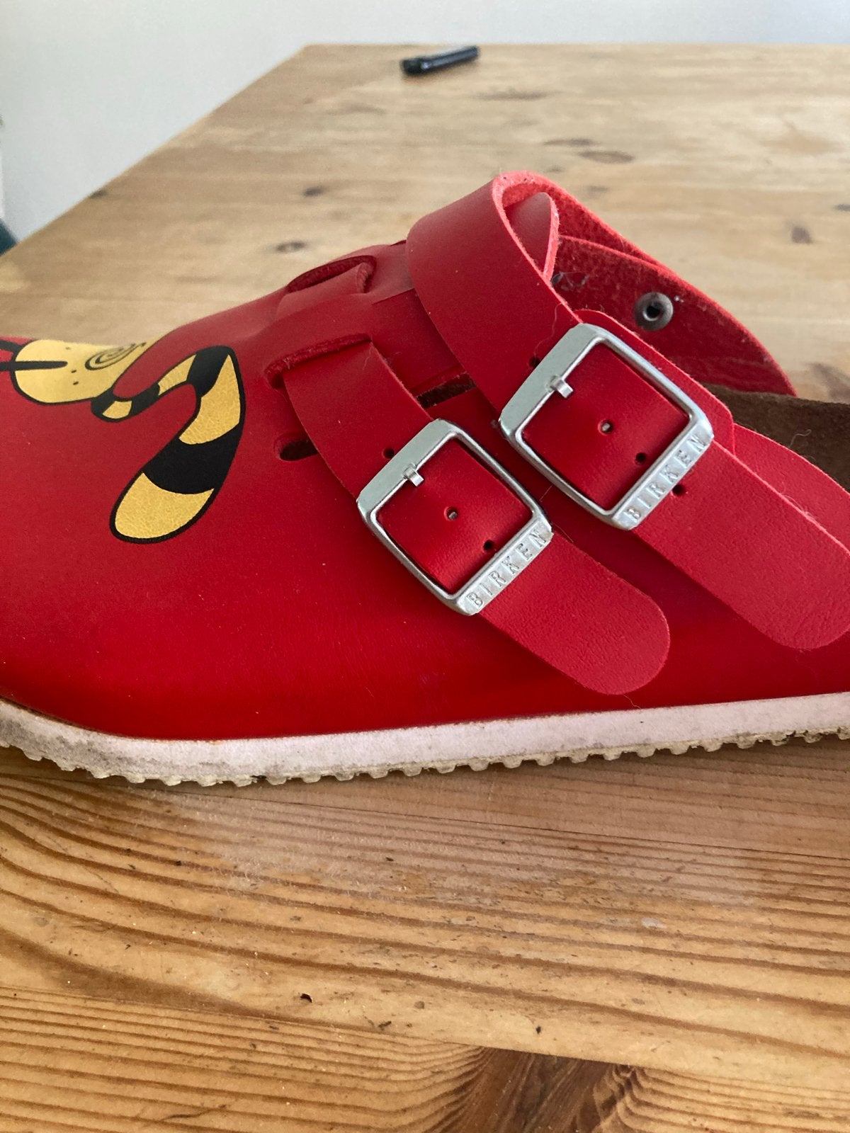 Birkenstock klompen rood met kattenprint, maat 40, Kleding | Dames, Schoenen, Ophalen, Zo goed als nieuw, Rood, Instappers