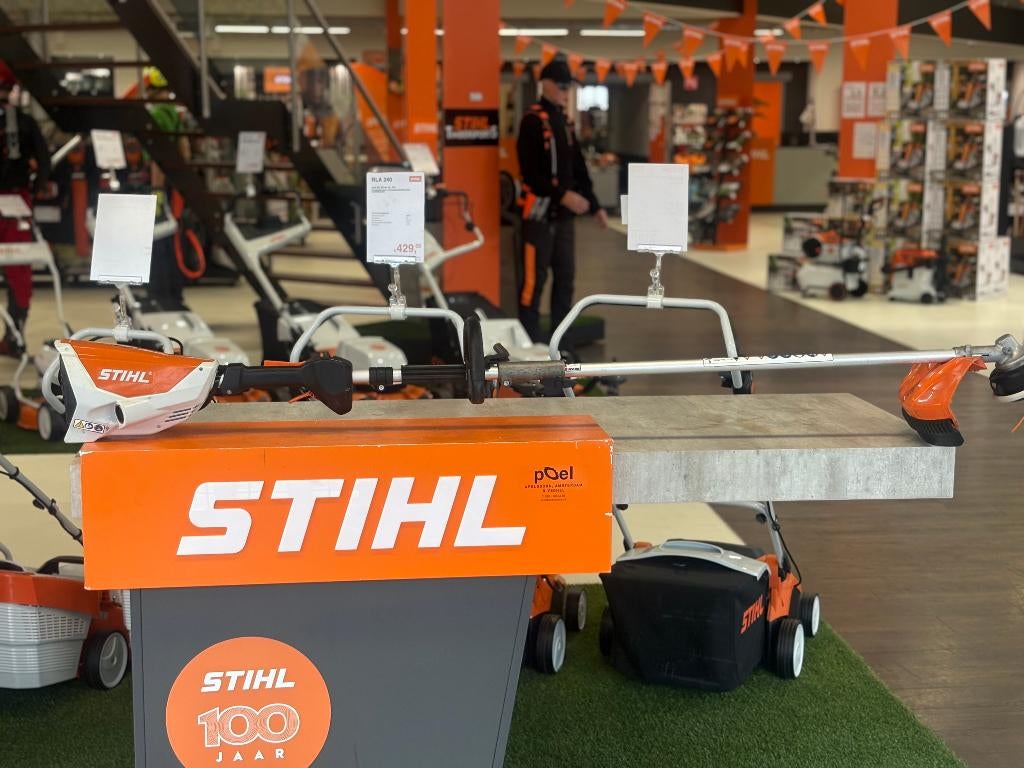 STIHL KMA 130 R -- 6 Maanden GARANTIE + opzet stuk bosmaaier, Ophalen of Verzenden, Gebruikt, Benzine