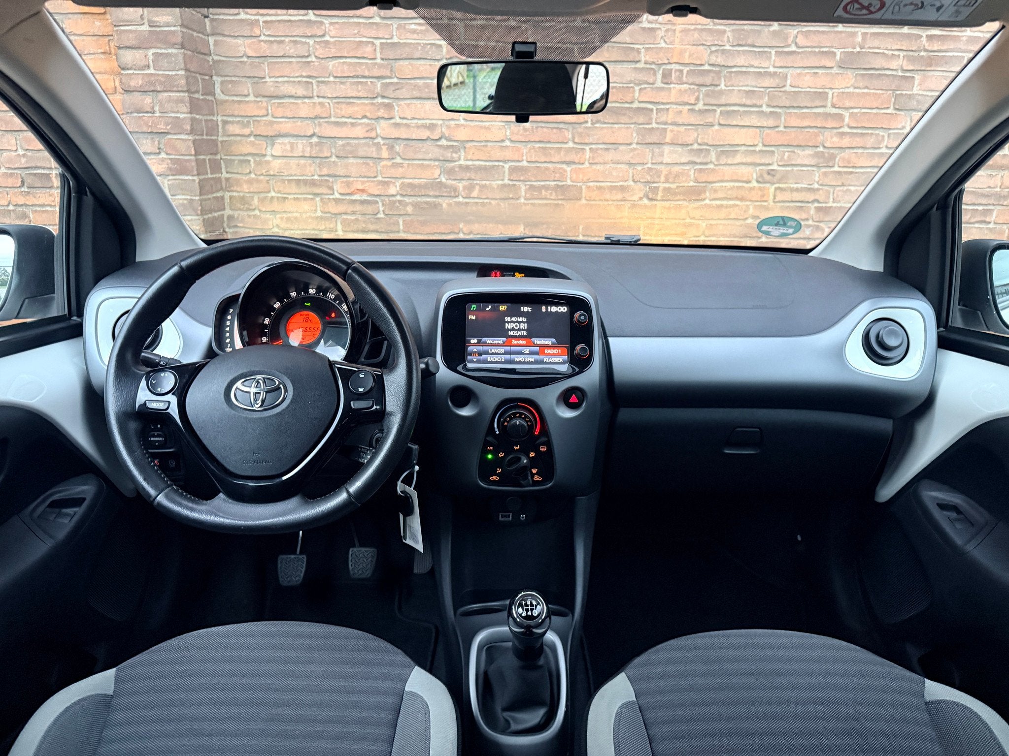 Toyota Aygo 1.0 VVT-i x-play·Carplay·Camera·Airco·Dealer, Gebruikt, 4 stoelen, Wit, Origineel Nederlands