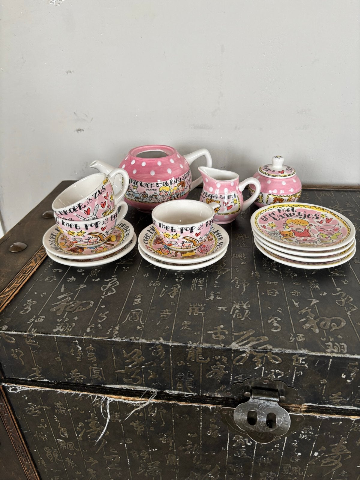 Blond Amsterdam kinderservies 'ff bijkletsen met pop en beer, Ophalen of Verzenden, Gebruikt