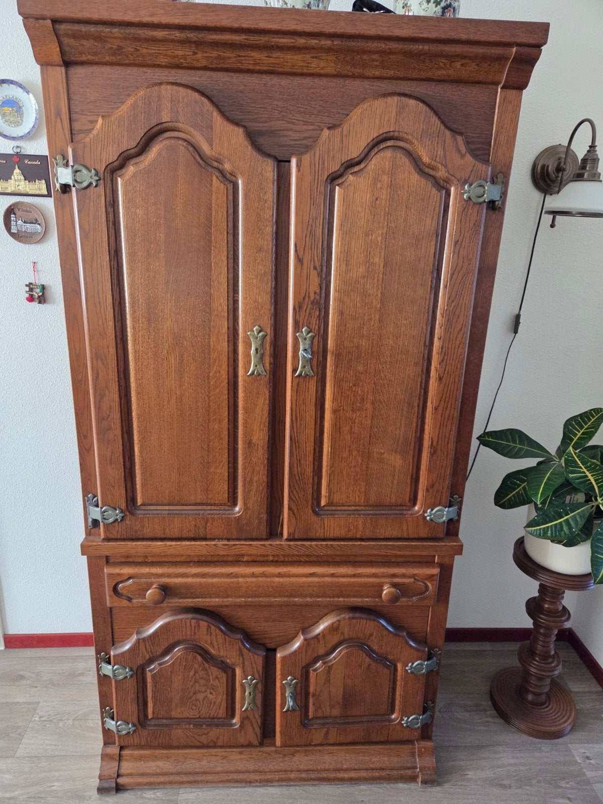Massief eikenhouten kast met sierbeslag, Antiek en Kunst, Ophalen