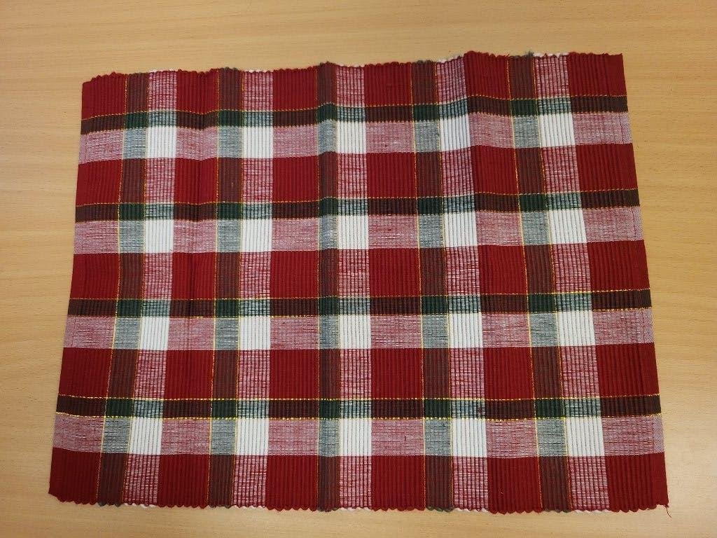 Placemat.     Groen, rood en wit.        Maat: 45 x 34 cm., Overige typen, Ophalen of Verzenden, Nieuw, Overige materialen