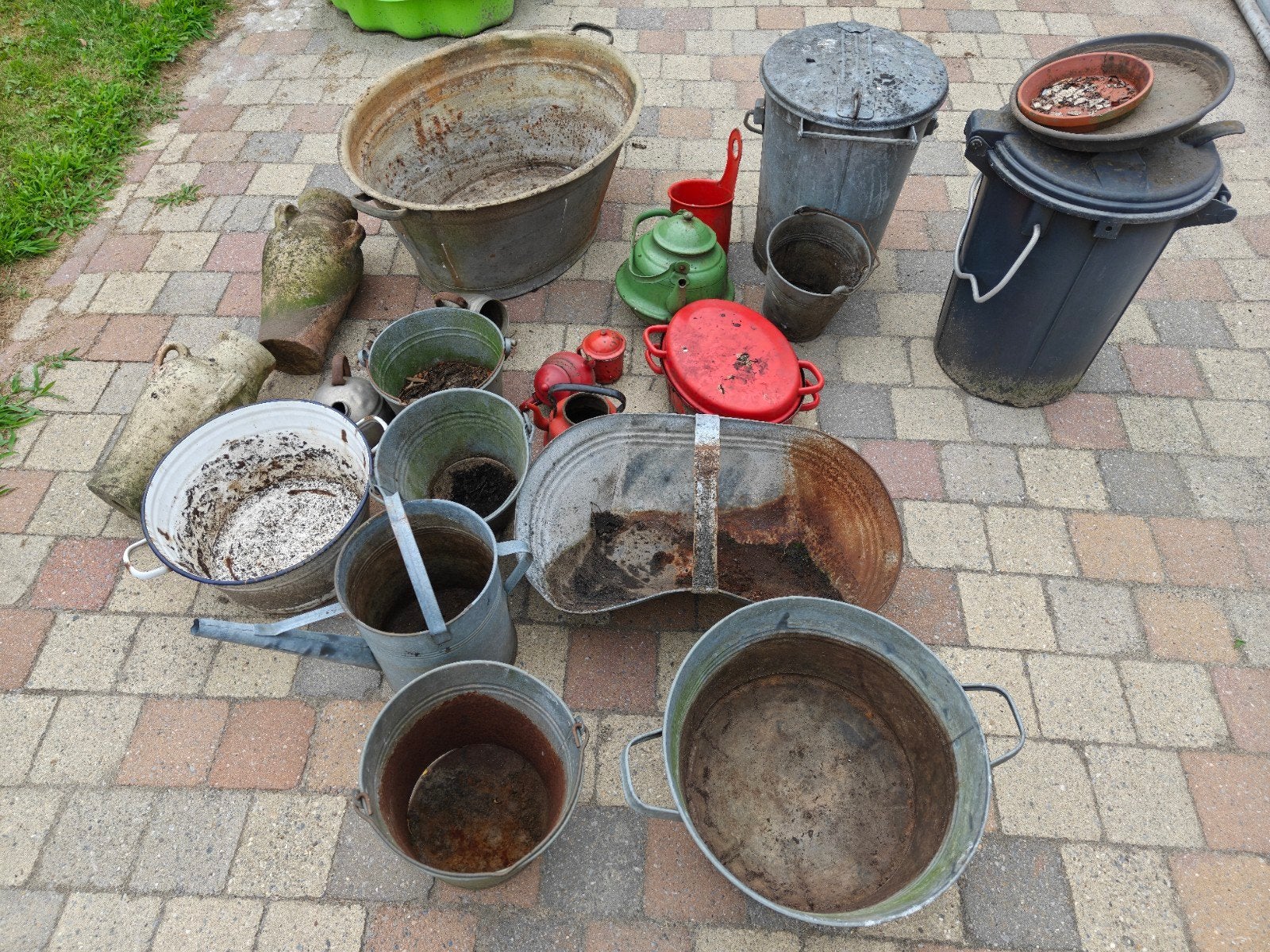Diverse metalen en geëmailleerde potten en emmers, Ophalen