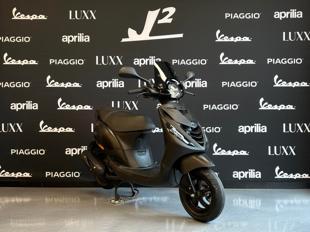 Piaggio Zip | Mat Zwart | Brom | 2021 | 7843 km, Fietsen en Brommers, Scooters | Piaggio, ., Maximaal 45 km/u, Zip, Ophalen of Verzenden