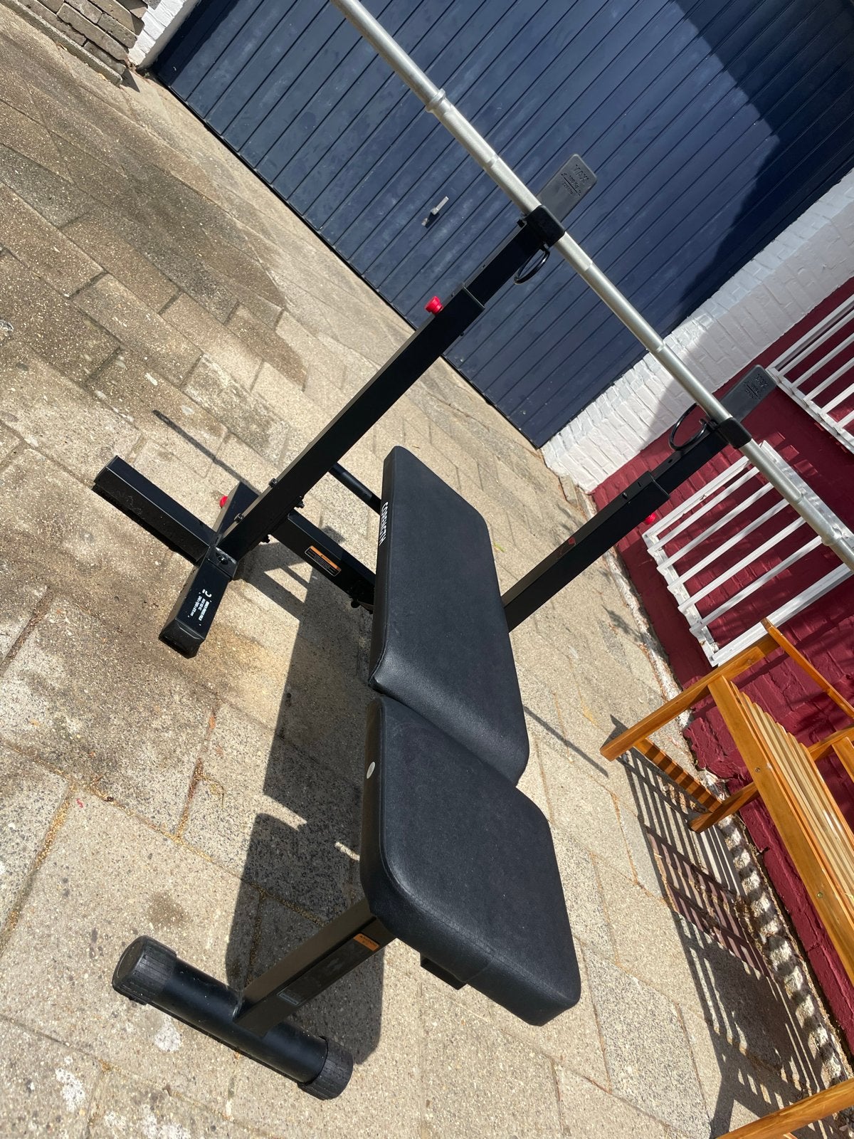 Benchpress met gewichten, Sport en Fitness, Fitnessapparatuur, Ophalen, Krachtstation, Armen, Zo goed als nieuw