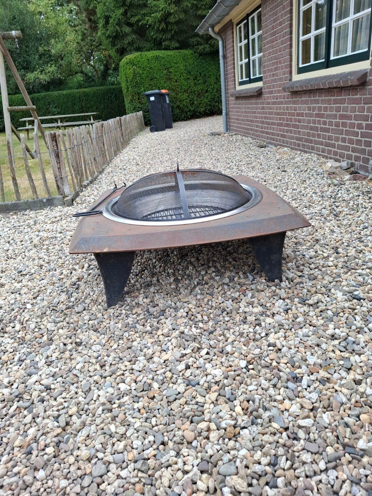 Vuurschaal met vonkenscherm, Ophalen