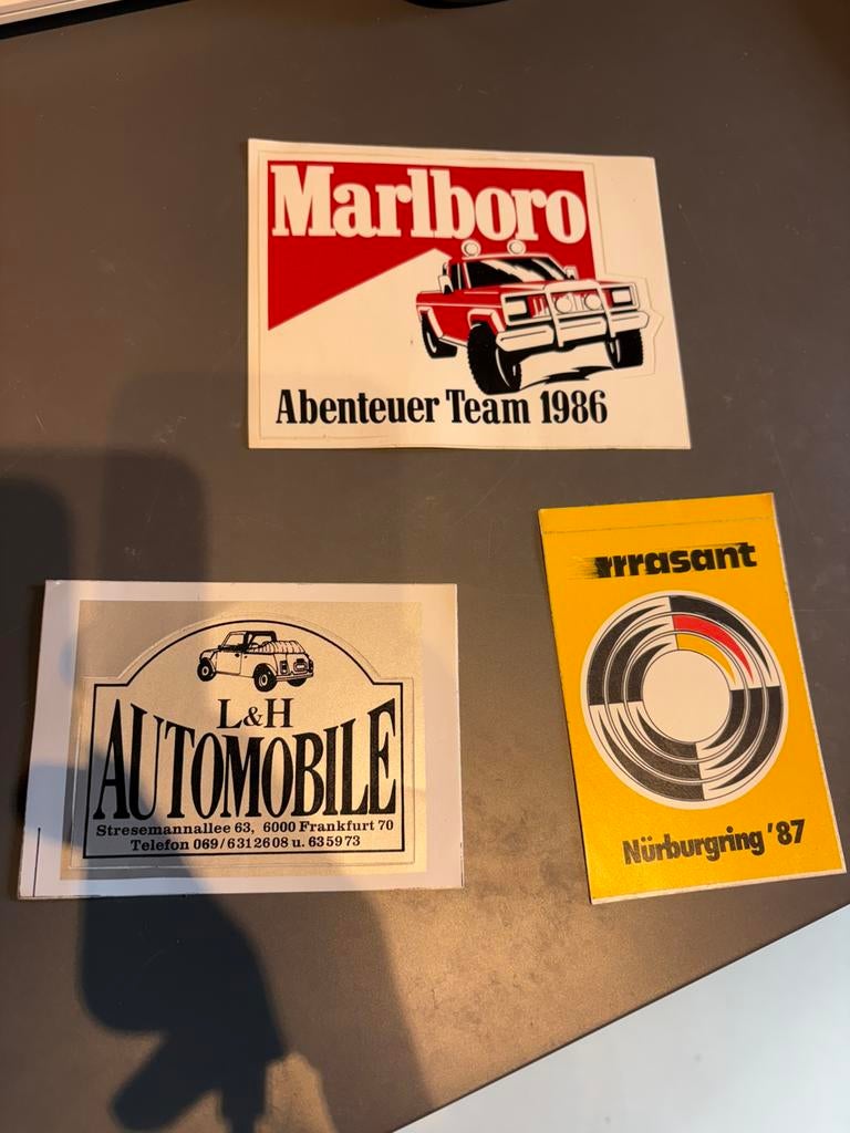Vintage autosport stickers jaren ’80 – Marlboro Abenteuer, Verzamelen, Verzenden, Zo goed als nieuw