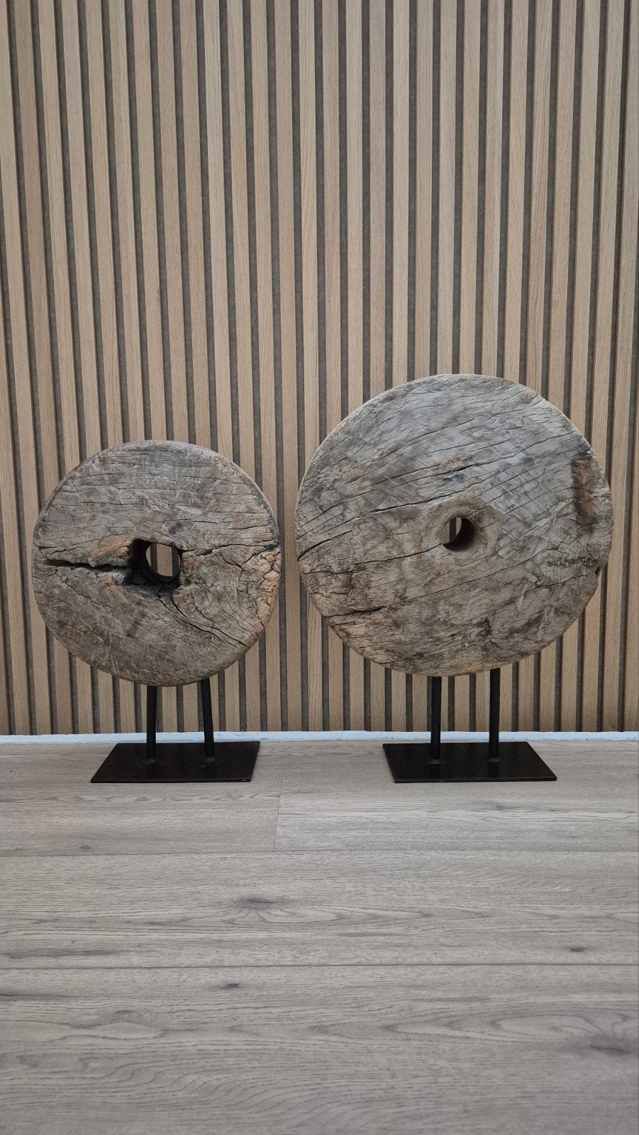 Set van 2 houten molenstenen op standaard, Ophalen of Verzenden