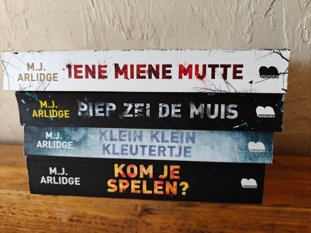4 Boeken van M.J Arlidge., Ophalen of Verzenden, Zo goed als nieuw