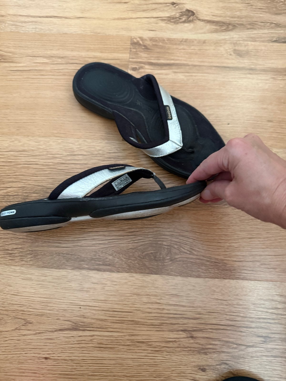 Reebok Easytone slippers zwart/zilver- Maat 38.5, Slippers, Zwart, Ophalen of Verzenden, Zo goed als nieuw