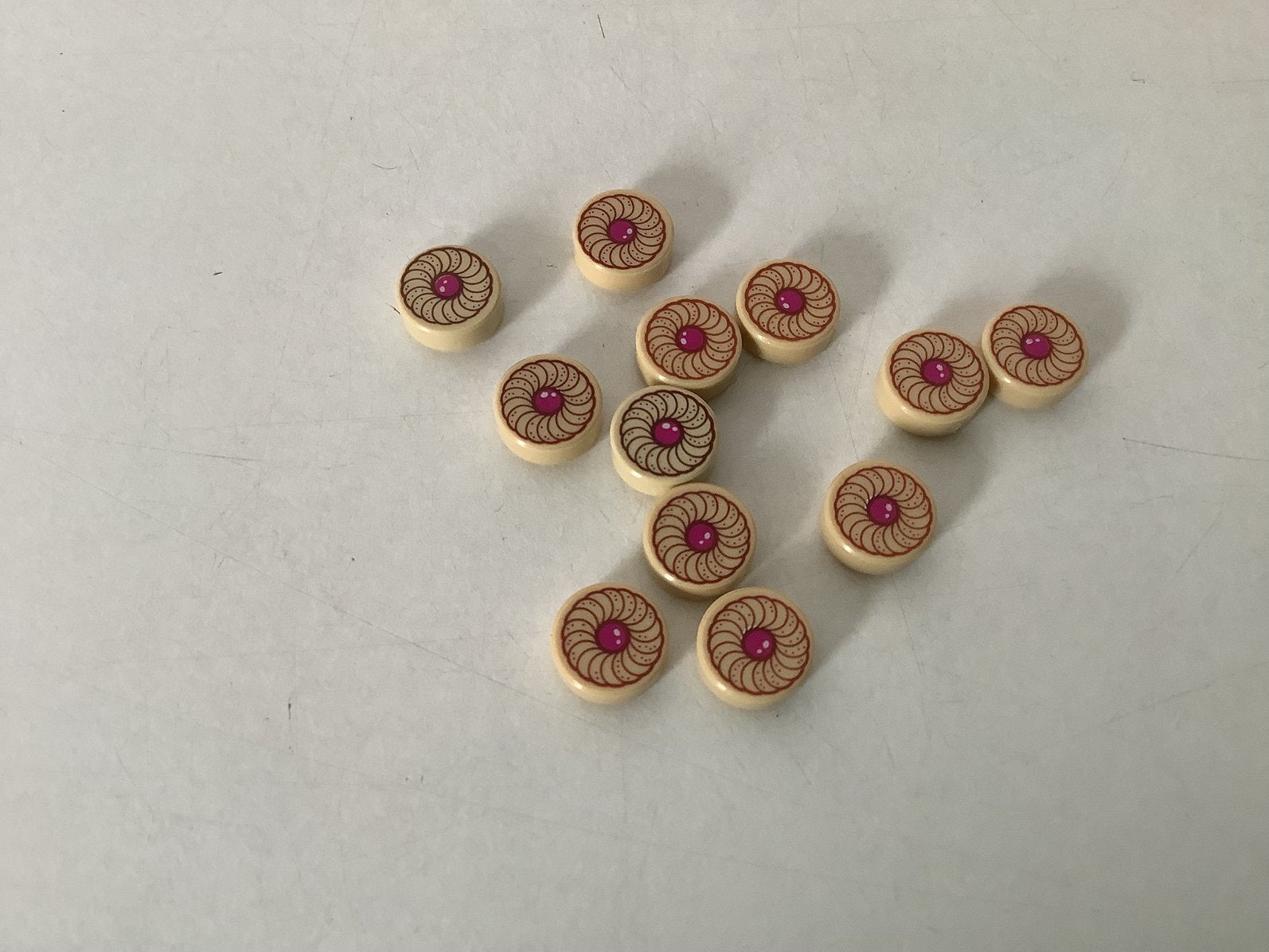 Lego tegel 1x1 rond met koekjes patroon beige, Ophalen of Verzenden, Gebruikt, Losse stenen, Lego